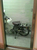 玄関からガラス越しにバイクが見えるのさ
