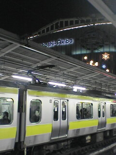 終電間際の秋葉原駅ホームからヨドバシを望む