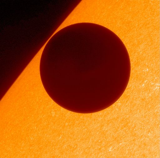 [写真]ひのでがとらえた金星の太陽面通過